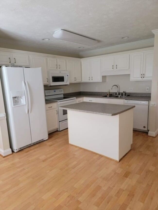Building Photo - 4-Bedroom Townhome in Amberdale