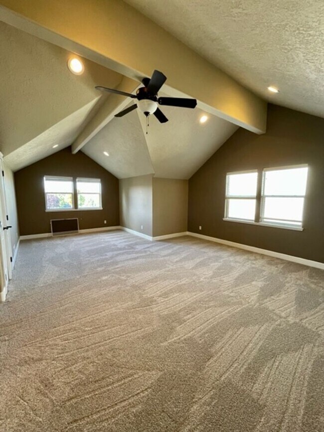 Building Photo - Gorgeous 3 bedroom spacious home in NE Ben...