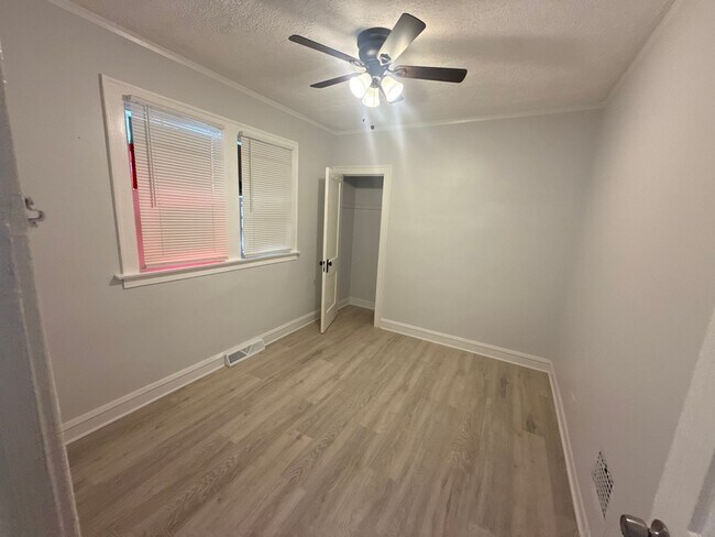 Building Photo - Available Now - Single Family House 4 Bedroom 2 Bath located in Roseland