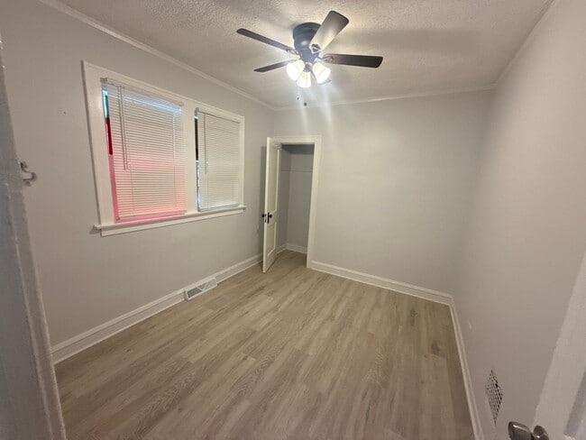Building Photo - Available Now - Single Family House 5 Bedroom 2 Bath located in Roseland Area