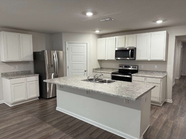 Building Photo - Spacious 4-Bedroom Rental in Quiet Pensaco...