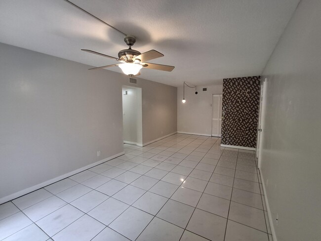 Building Photo - 512 Gardens Dr
