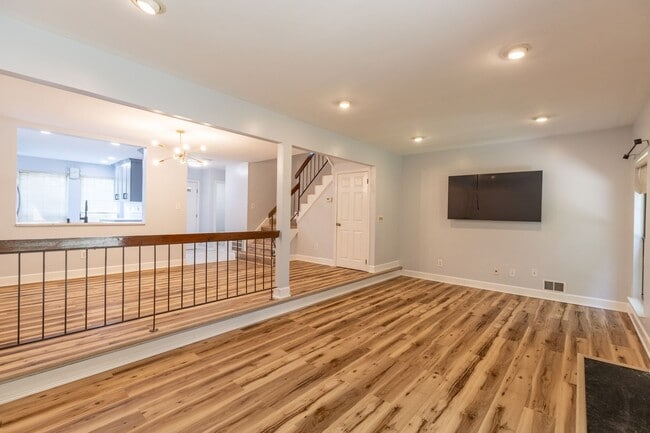 Building Photo - 3 bed 2.5 bath