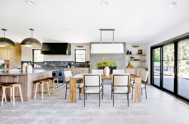 Building Photo - Custom Remodeled 4bd/4ba House in Greenwoo...