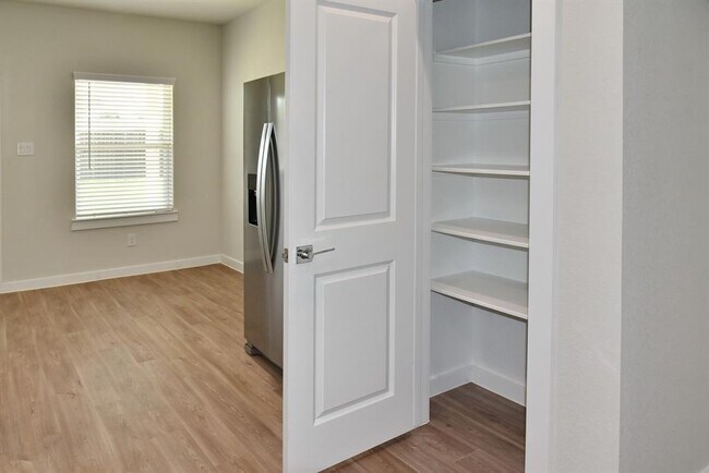 Building Photo - 358 Shoreview Dr