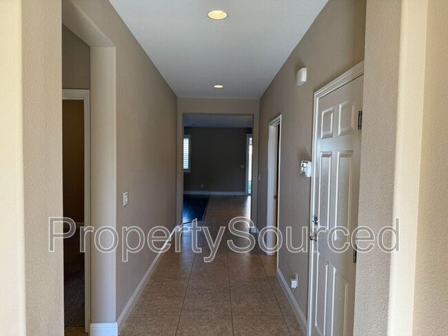 Building Photo - 2223 Ravenbrook Ln