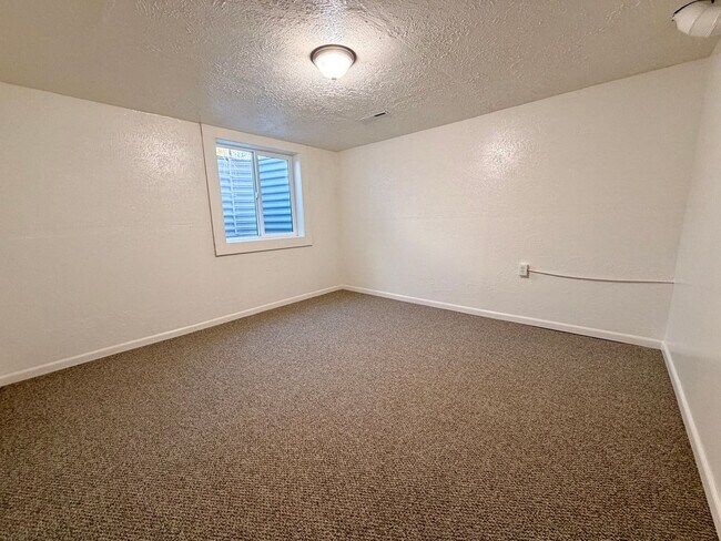 Building Photo - Lovely 5-bedroom, 2¾-bath home located in ...