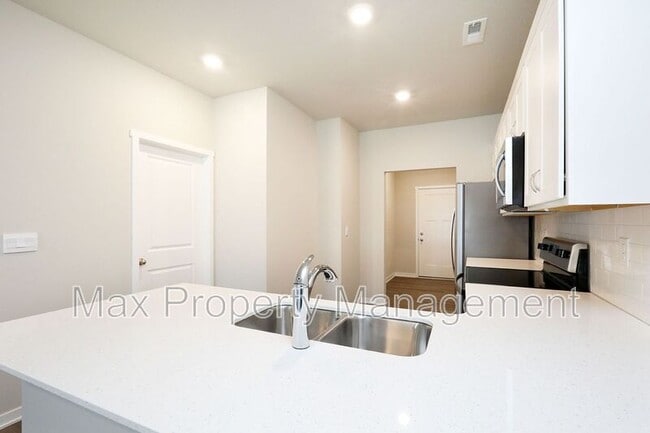 Building Photo - 2706 NW 30th Ln