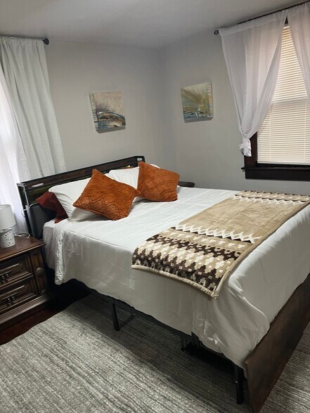 Primary Photo - 212 Smith St