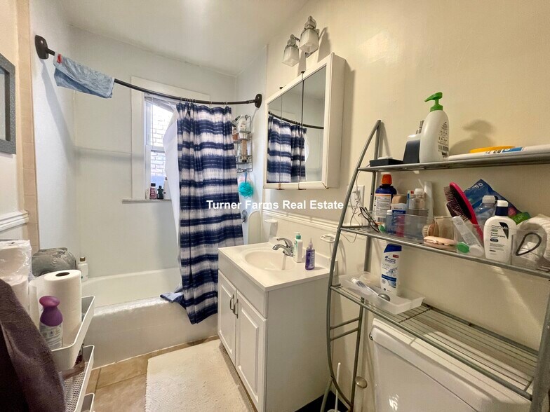 Building Photo - 162 Kelton St