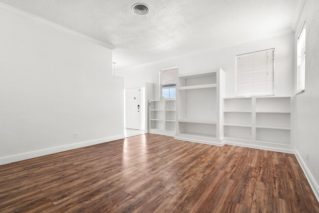 Building Photo - 2173 W Vina Del Mar Blvd