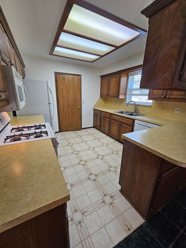 Building Photo - (3) Bed/(2) Bath in NW Norman Avail NOW!