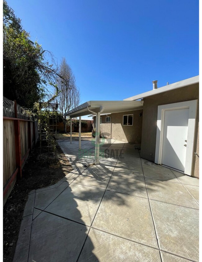 Building Photo - 533 Arrowhead Ct