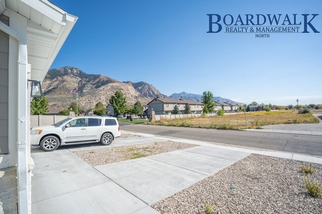 Building Photo - Great 3 Bedroom Townhome with Garage