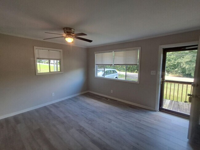 Building Photo - 3 bedroom 1 bath home