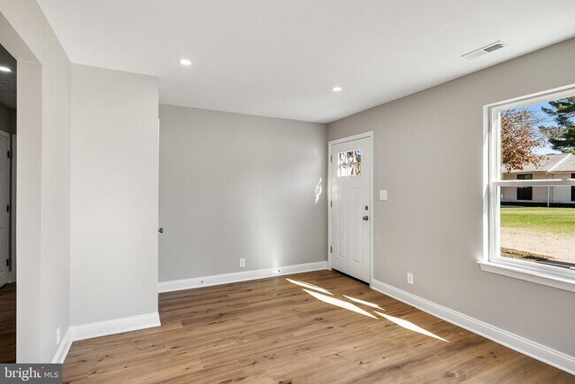 Building Photo - 104 W Park Ave