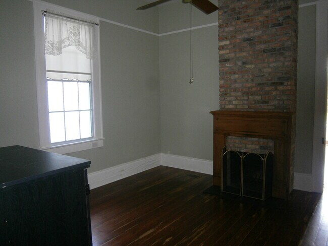 Building Photo - 220 Amelia St