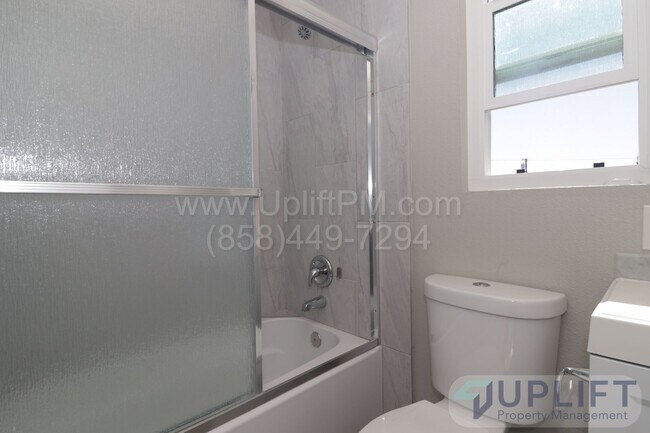 Building Photo - 2 bed 2 bath Remodeled Duplex