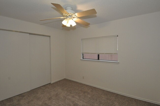 Building Photo - Available NOW! 4 bedrooms, one story, Grea...