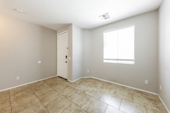 Building Photo - 1222 E Grove St