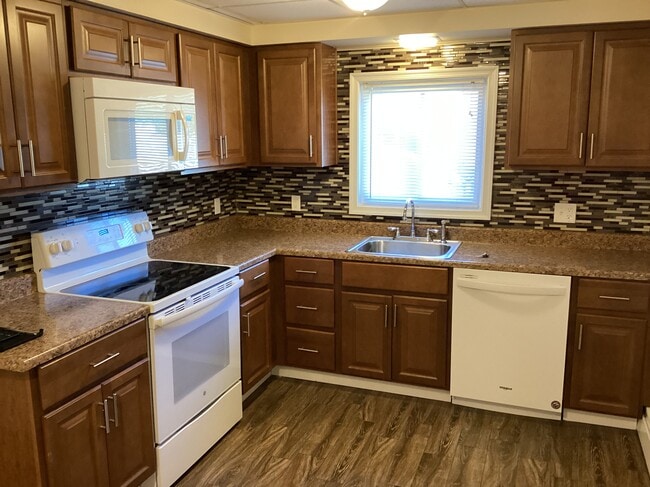 Building Photo - 633 Main St