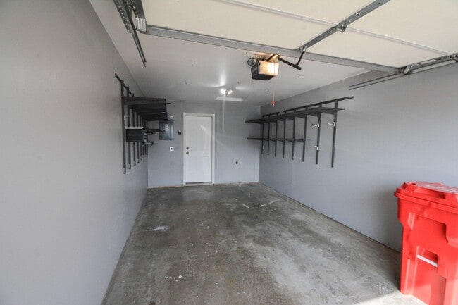Building Photo - Cozy 2 Bed, 1.5 Bath Townhome in Stewartvi...