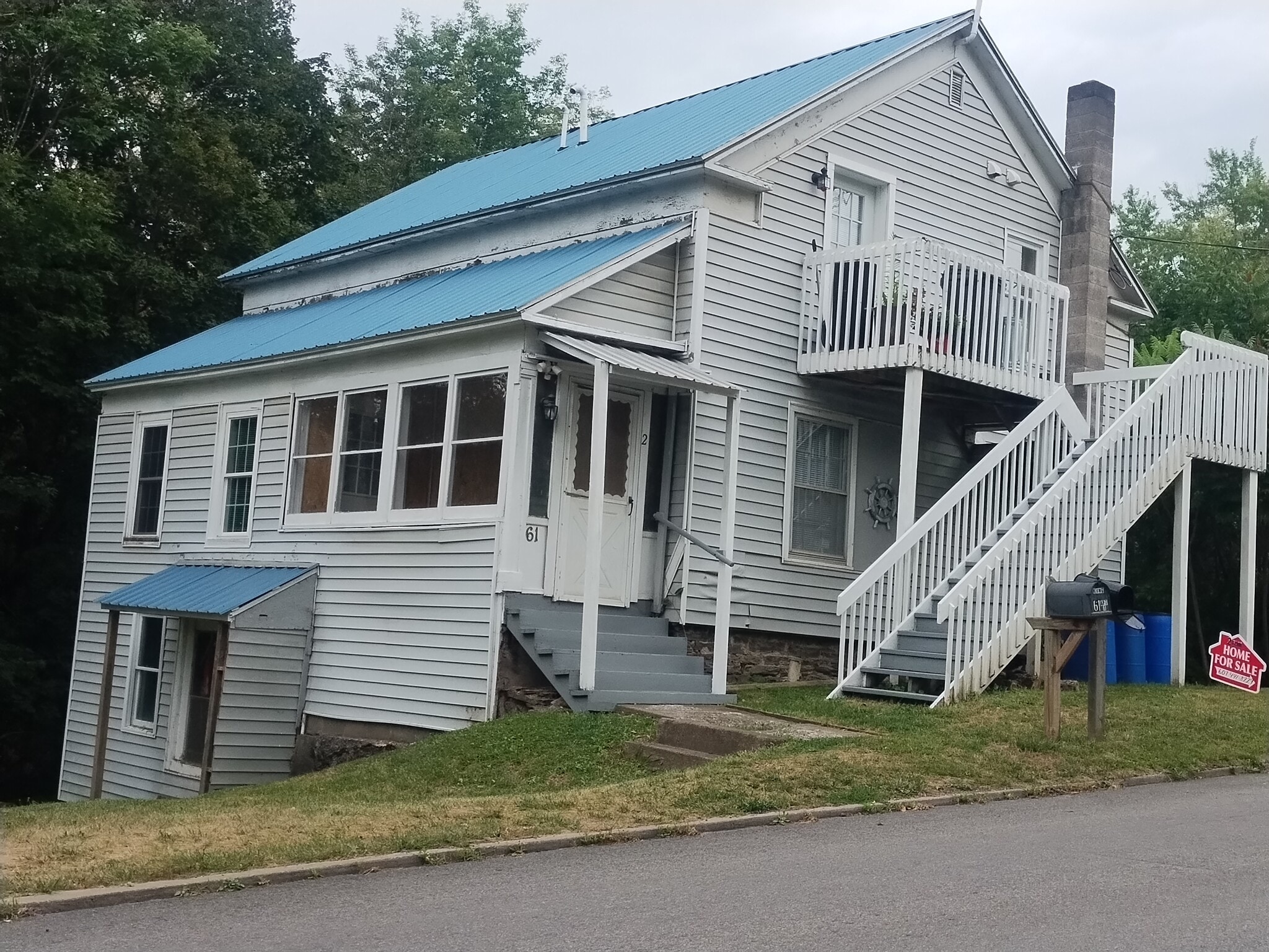 House from street - 61 West St