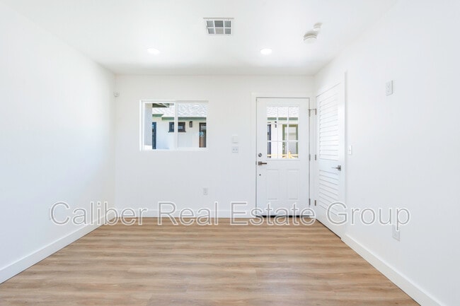 Building Photo - 478 N Pine St
