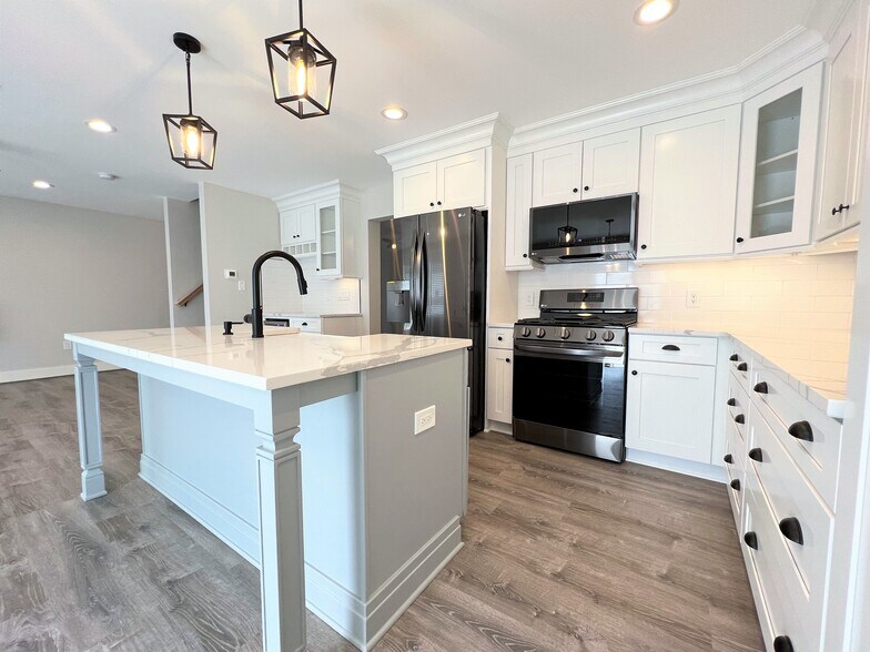 Building Photo - 10975 Main St