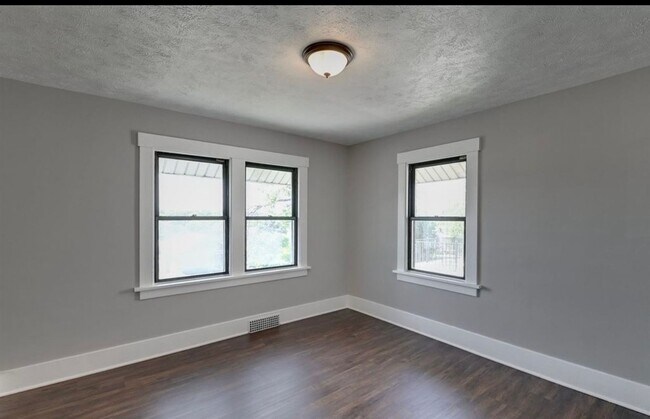 Building Photo - Beautiful & Spacious 3 Bedroom, 2 Bathroom Home in South Omaha – 1,872 Sq Ft