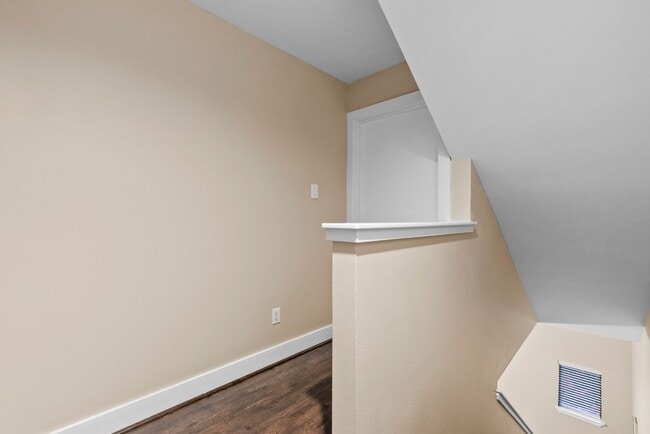 Building Photo - Gated 2BR Townhome Just Minutes from the T...
