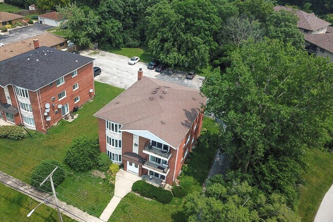 Building Photo - 16035 Laramie Ave