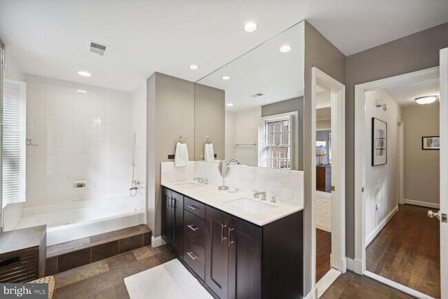Building Photo - 4373 Westover Pl NW