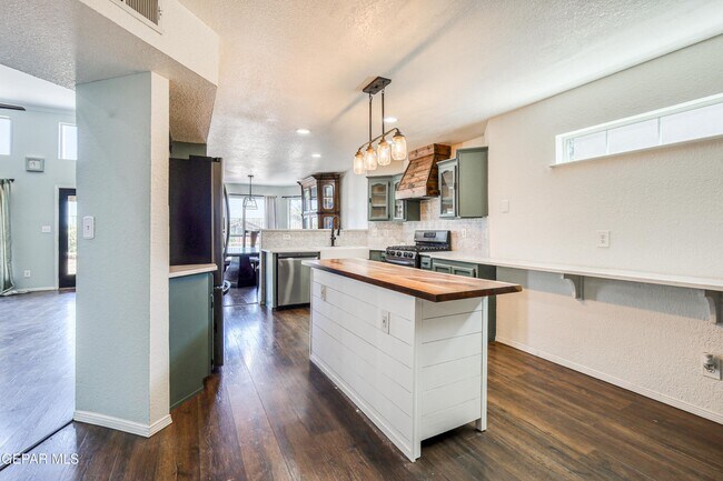 Building Photo - 6821 Pearl Ridge Dr