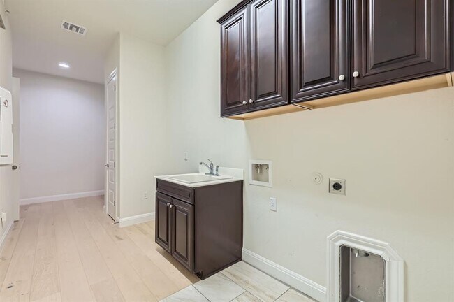 Building Photo - 10713 Lavon Bend