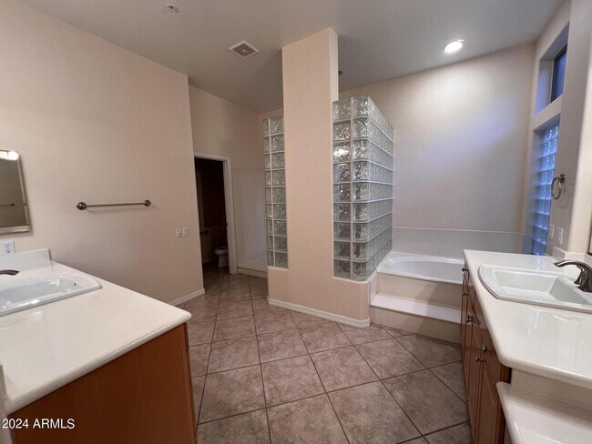 Building Photo - 11467 E Sweetwater Ave