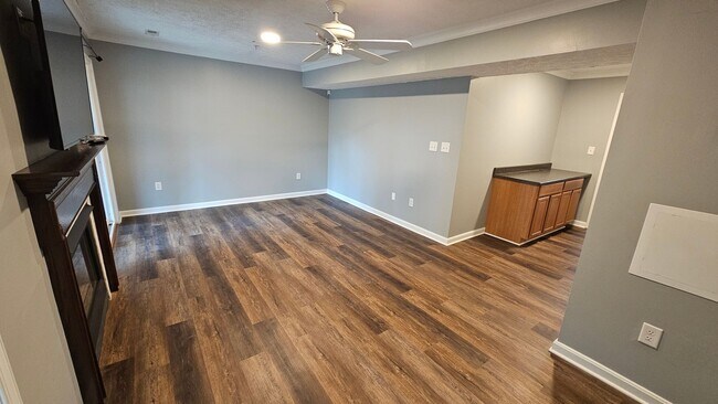 Building Photo - DON'T MISS THIS STUNNER!  3 Bedroom End Unit Townhome in Quiet Location!