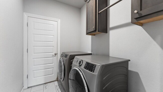 Building Photo - Spacious 4-Bedroom Gem