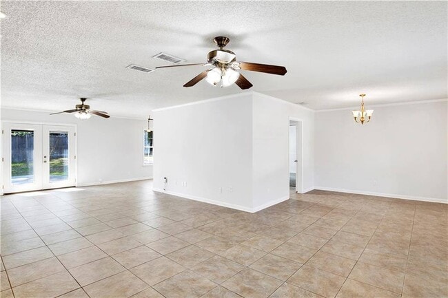 Building Photo - 2704 Woodcliff Dr E