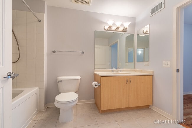 Building Photo - 468 W Elm St