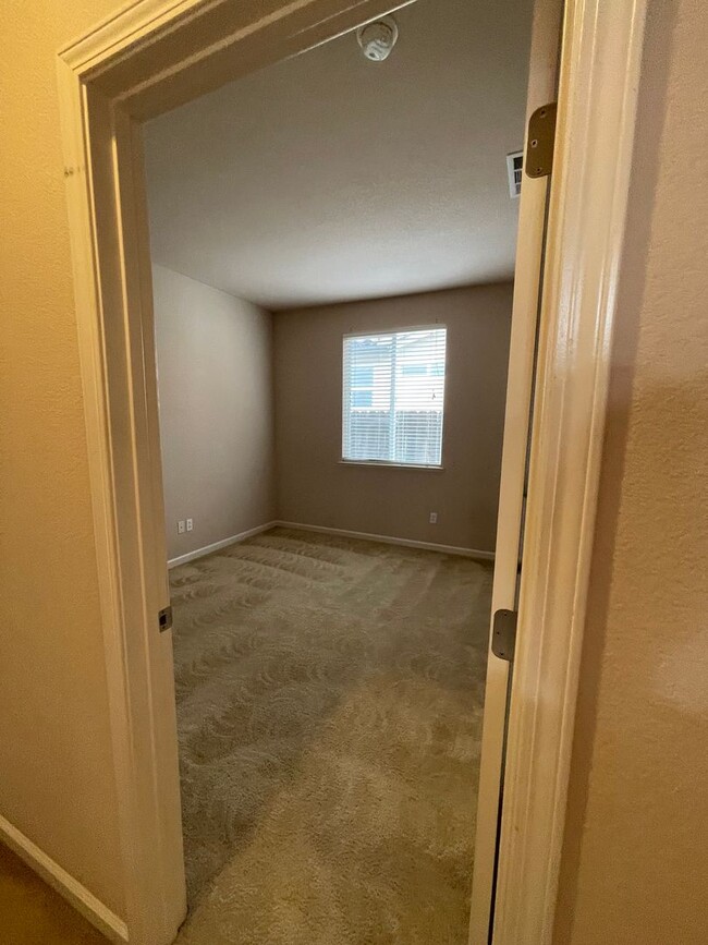 Building Photo - This charming 3/bed 2/bath welcomes you home.