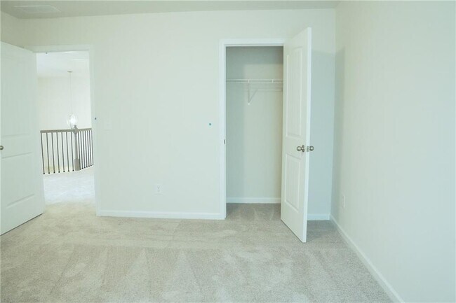 Building Photo - 79 Pineview Dr