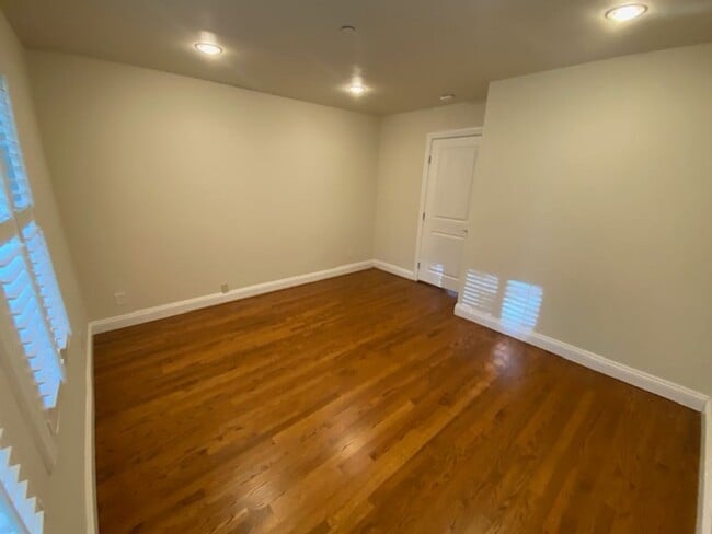 Building Photo - 1122 Miles Ave