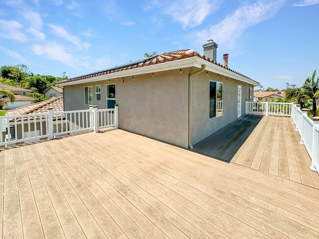 Building Photo - Great 4B/3BA House in Oceanside w/ a Large Loft!