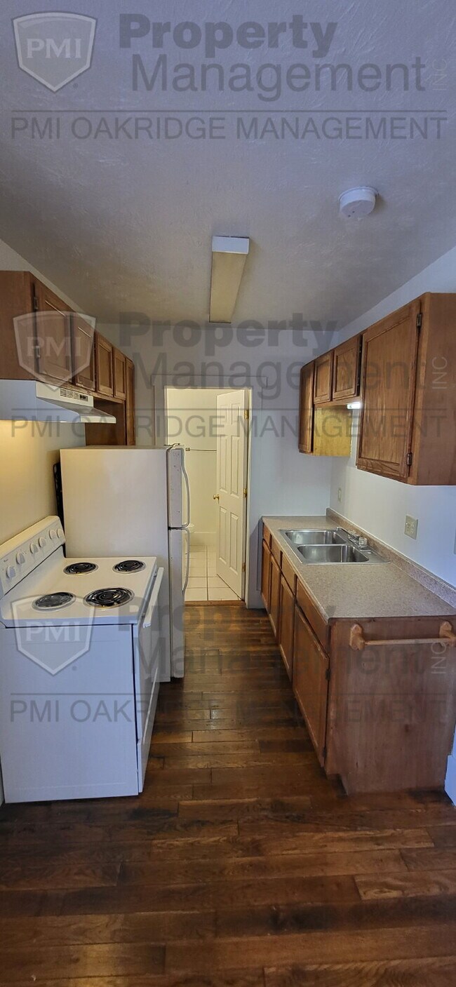 Building Photo - Downtown Efficiency Apartment