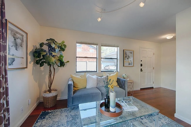 Building Photo - This delightful single story home is part ...