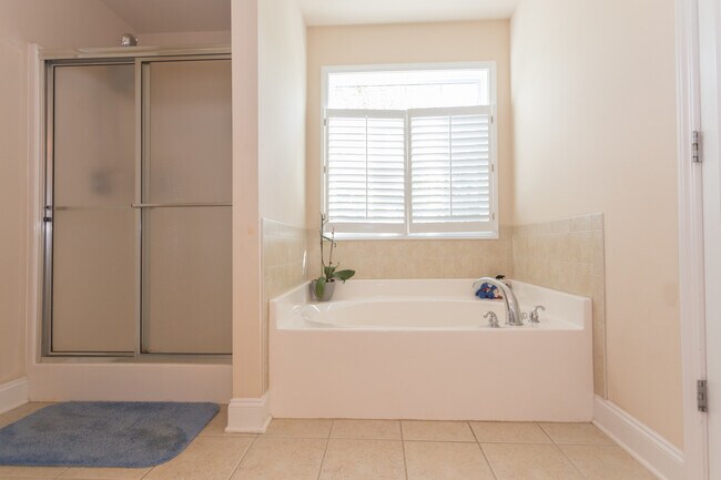 Building Photo - Spectacular 3 Bedroom 2 Bath House in Ocon...