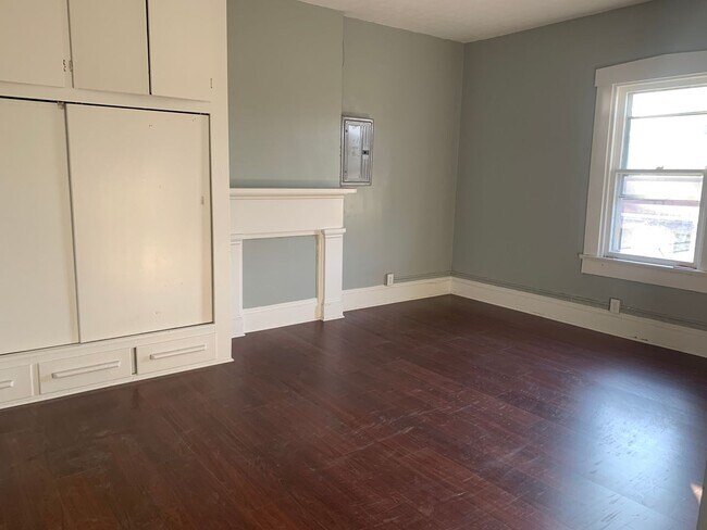 Building Photo - 2200 E 5th St