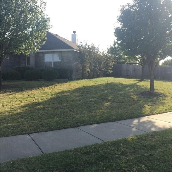 Building Photo - 9205 Lenox Dr