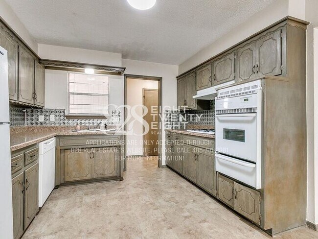 Building Photo - Midwest City 3 Bed/2 Bath House with Attached Two-Car Garage!